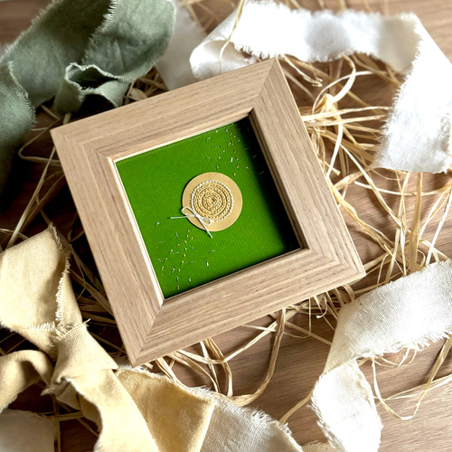 刺繍アート作品 緑色フレーム付き