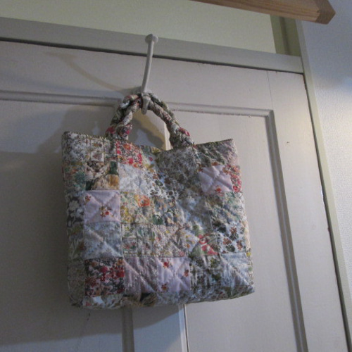 ハンドメイド レディース バック キルト パッチワーク 鞄　手提げ ハンドバッグ 花のアップリケのパッチワークキルトバッグ トートバッグ lilla