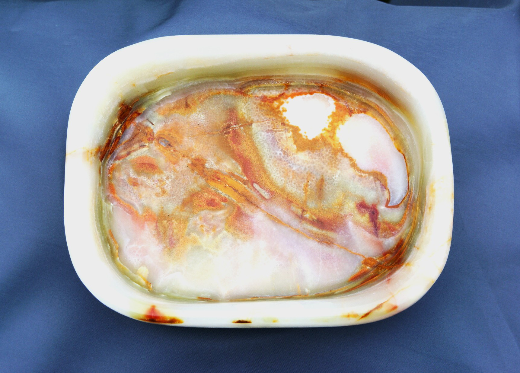 天然石オニックスの美しいトレイ　少し大きめな重みのあるトレイ　手彫りで作られました