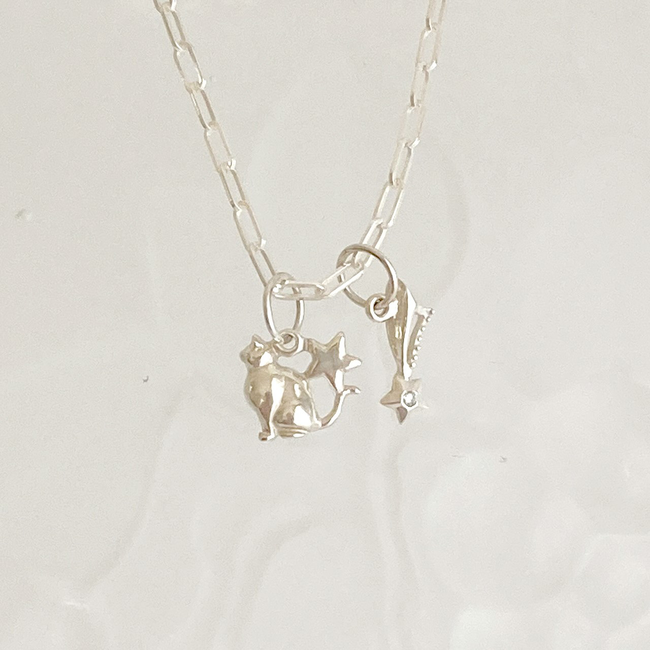 星と座る猫のネックレス