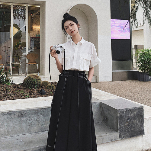 ブラウスとキュロット 上着+キュロットパンツを組み合わせた服装 ， 簡単な，軽熟風