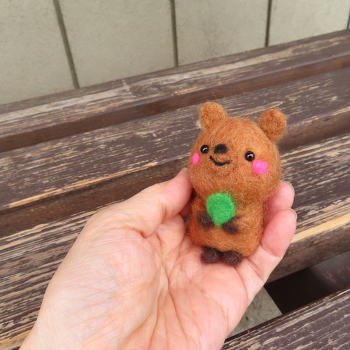 葉っぱがお守りクアッカワラビーちゃん 羊毛フェルト 紫花 通販