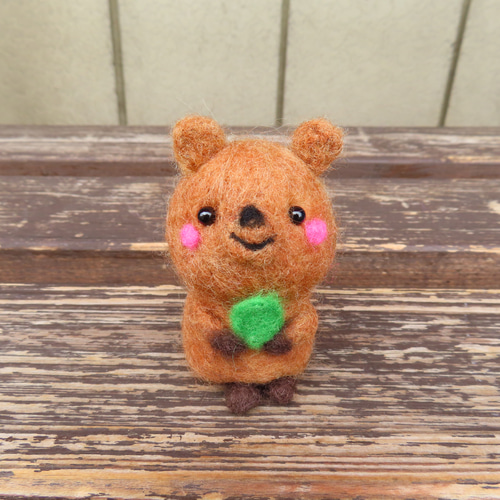 葉っぱがお守りクアッカワラビーちゃん 羊毛フェルト 紫花 通販