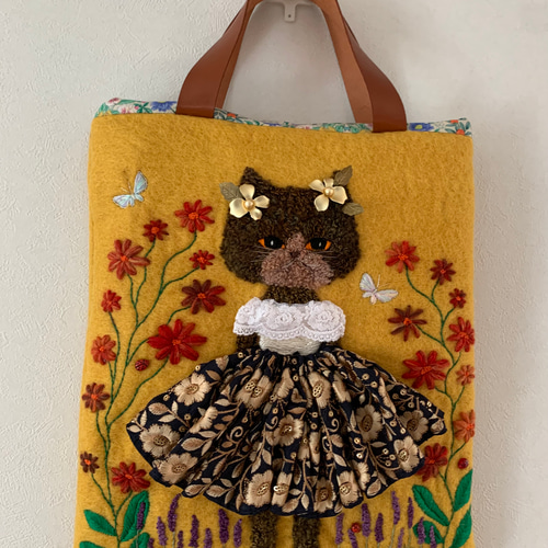 ナナ。三毛猫さんと私　羊毛フェルト生地のバッグ ナナ。三毛猫さんと私 羊毛フェルト生地のバッグ ナナ様専用。三毛猫
