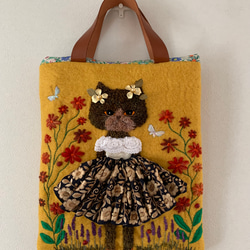 お花刺繍のドレスを着た猫さん 羊毛フェルト生地のバッグ ハンドバッグ