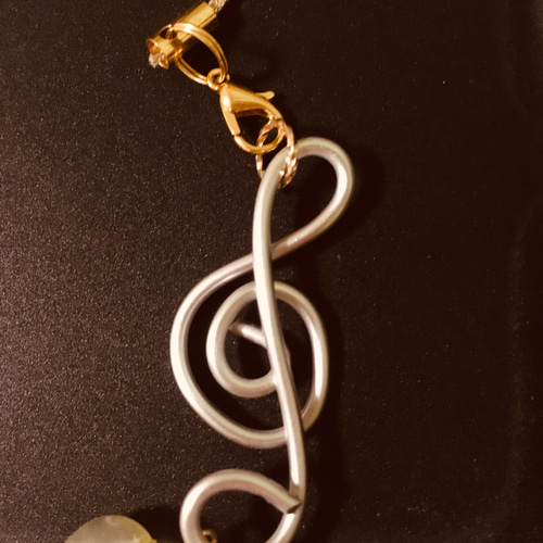 ワイヤーとレジンで作ったト音記号キーホルダー その他アクセサリー