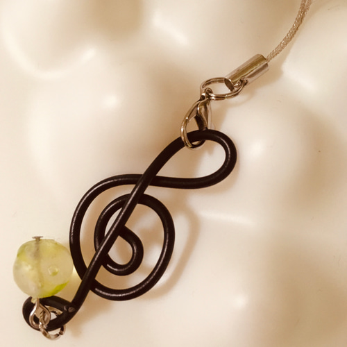 ワイヤーとレジンで作ったト音記号キーホルダー その他アクセサリー
