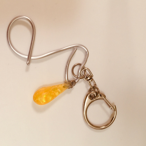 ワイヤーとレジンで作ったト音記号キーホルダー その他アクセサリー