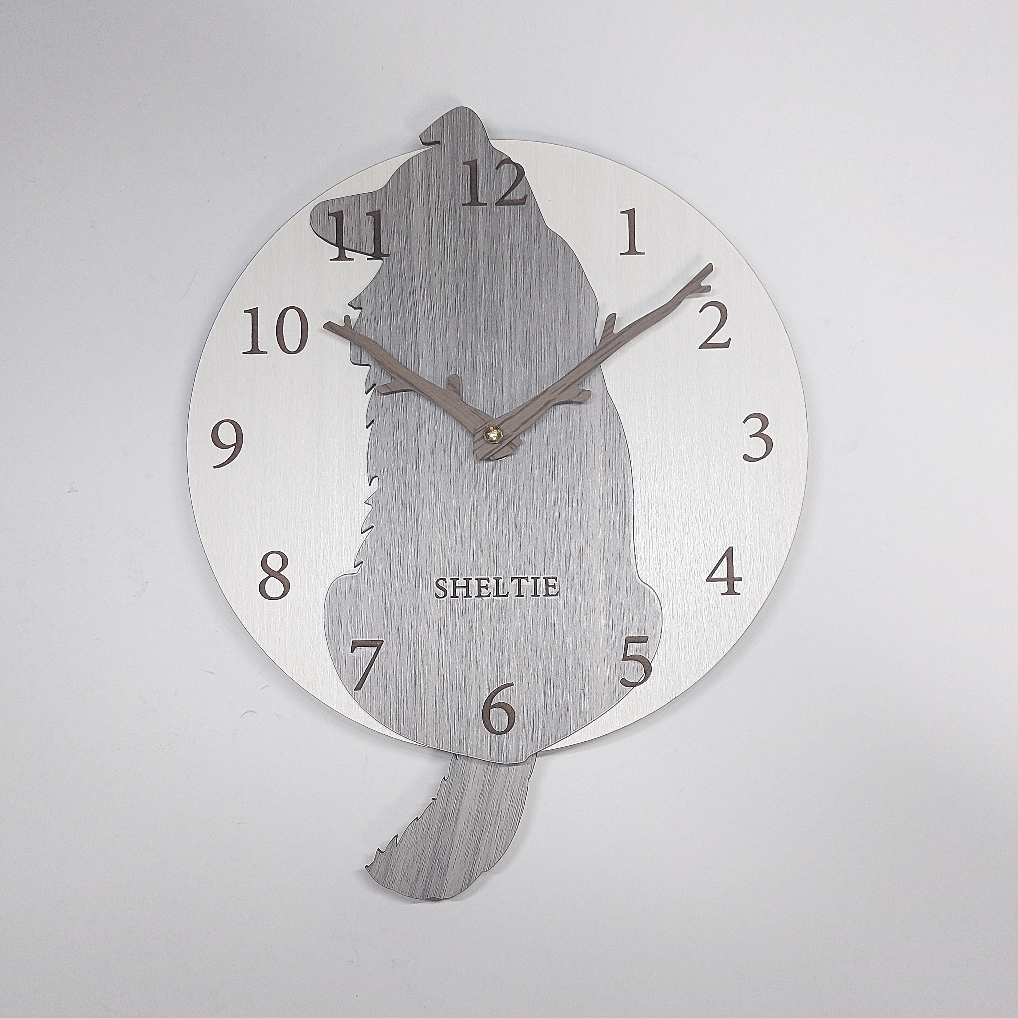 【期間限定値下げ3000円引き】名入れ・文字入れ　しっぽが振り子・はみ出しワンちゃん　掛け時計 シェルティ　グレー