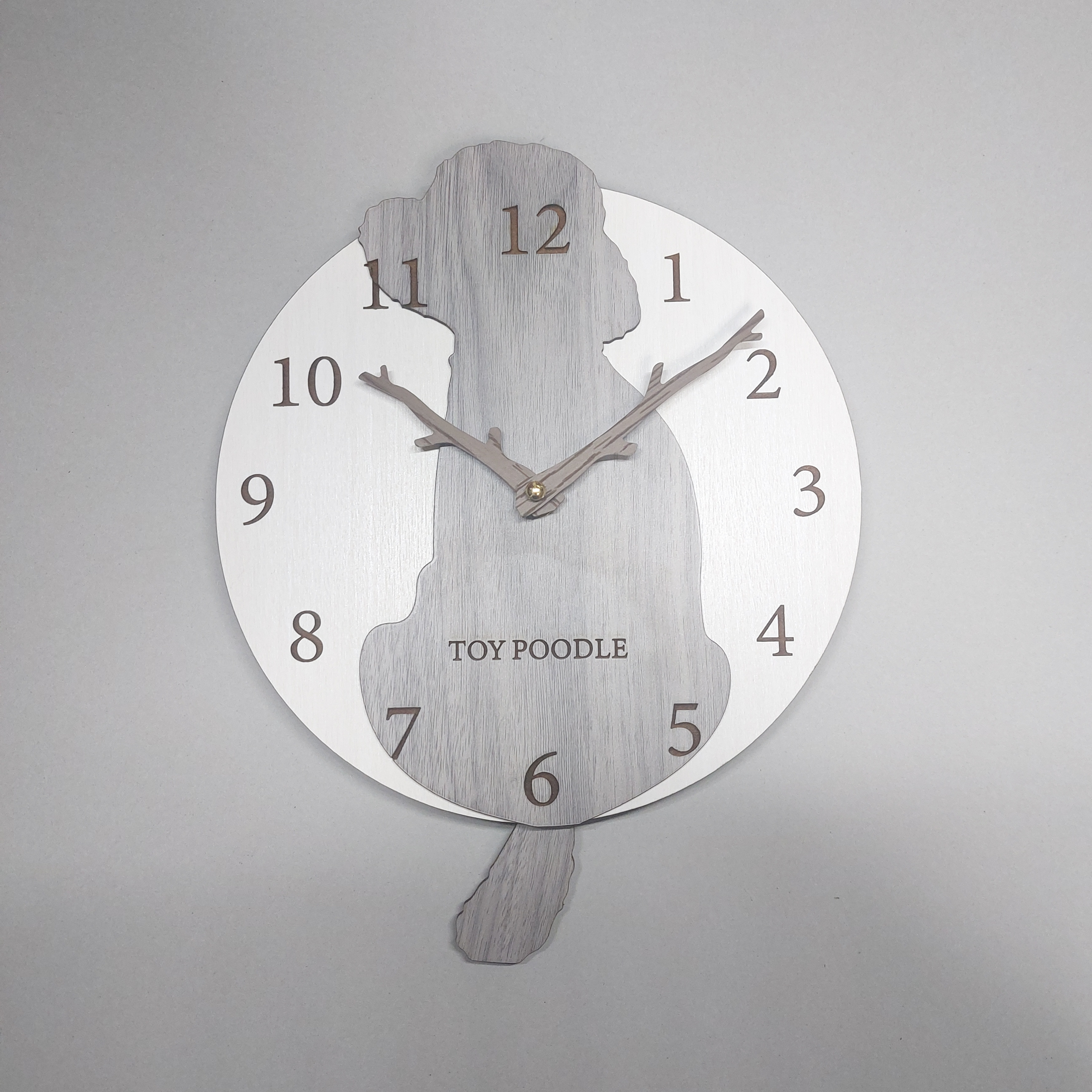 【期間限定値下げ3000円引き】名入れ・文字入れ　しっぽが振り子・はみ出しワンちゃん　掛け時計 　トイプードル　シルバー