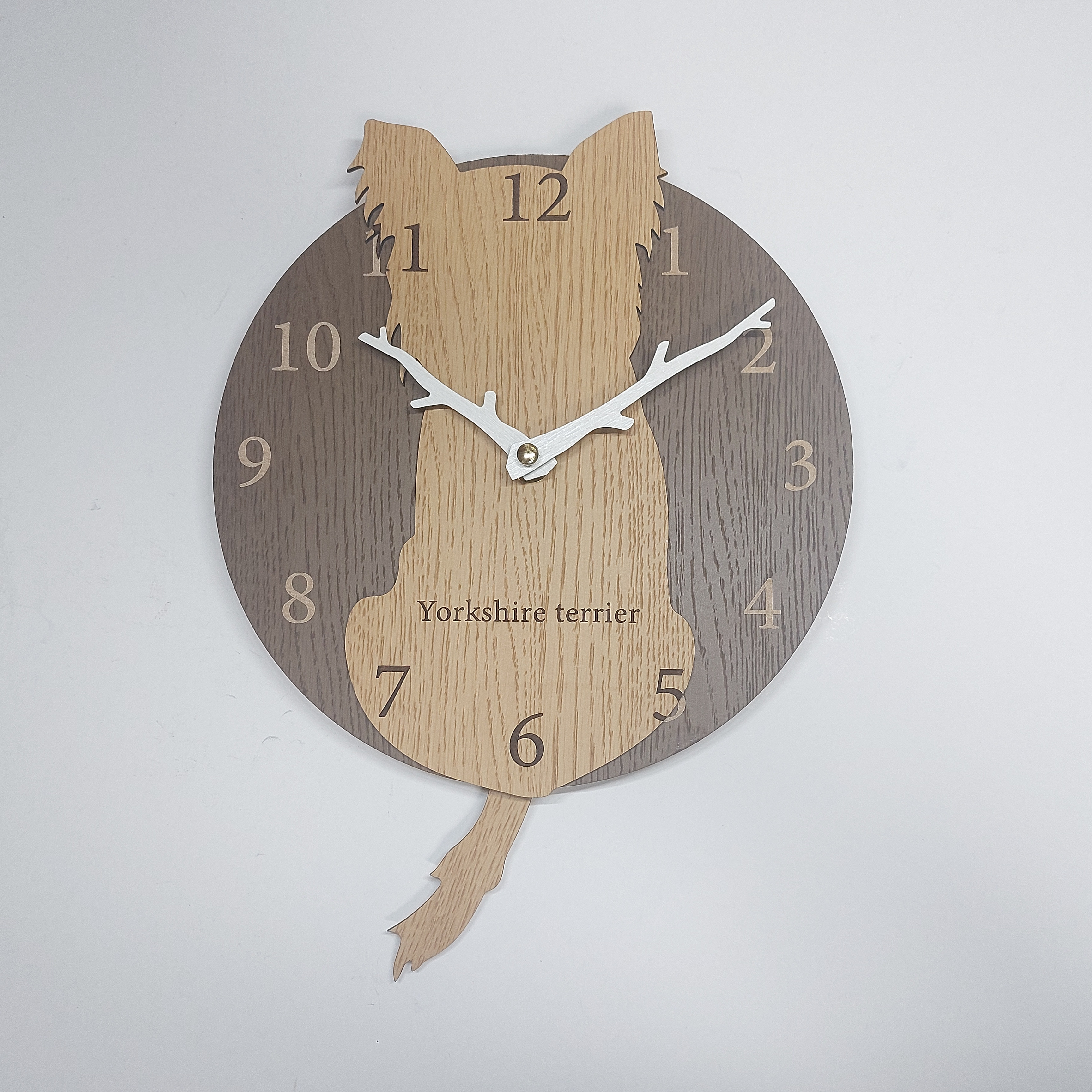 【期間限定値下げ3000円引き】名入れ・文字入れ　しっぽが振り子・はみ出しワンちゃん　掛時計 　ヨークシャーテリア　薄茶
