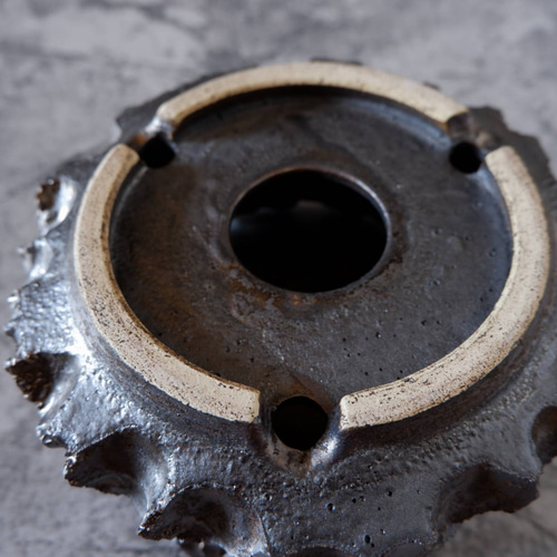 陶房然庵 9号燻し金彩大平鉢 多肉植物 塊根植物 盆栽 植木鉢 作家鉢 やちむん 陶房然庵 9号燻し金彩大平鉢 多肉植物 塊根植物 盆栽 植木鉢