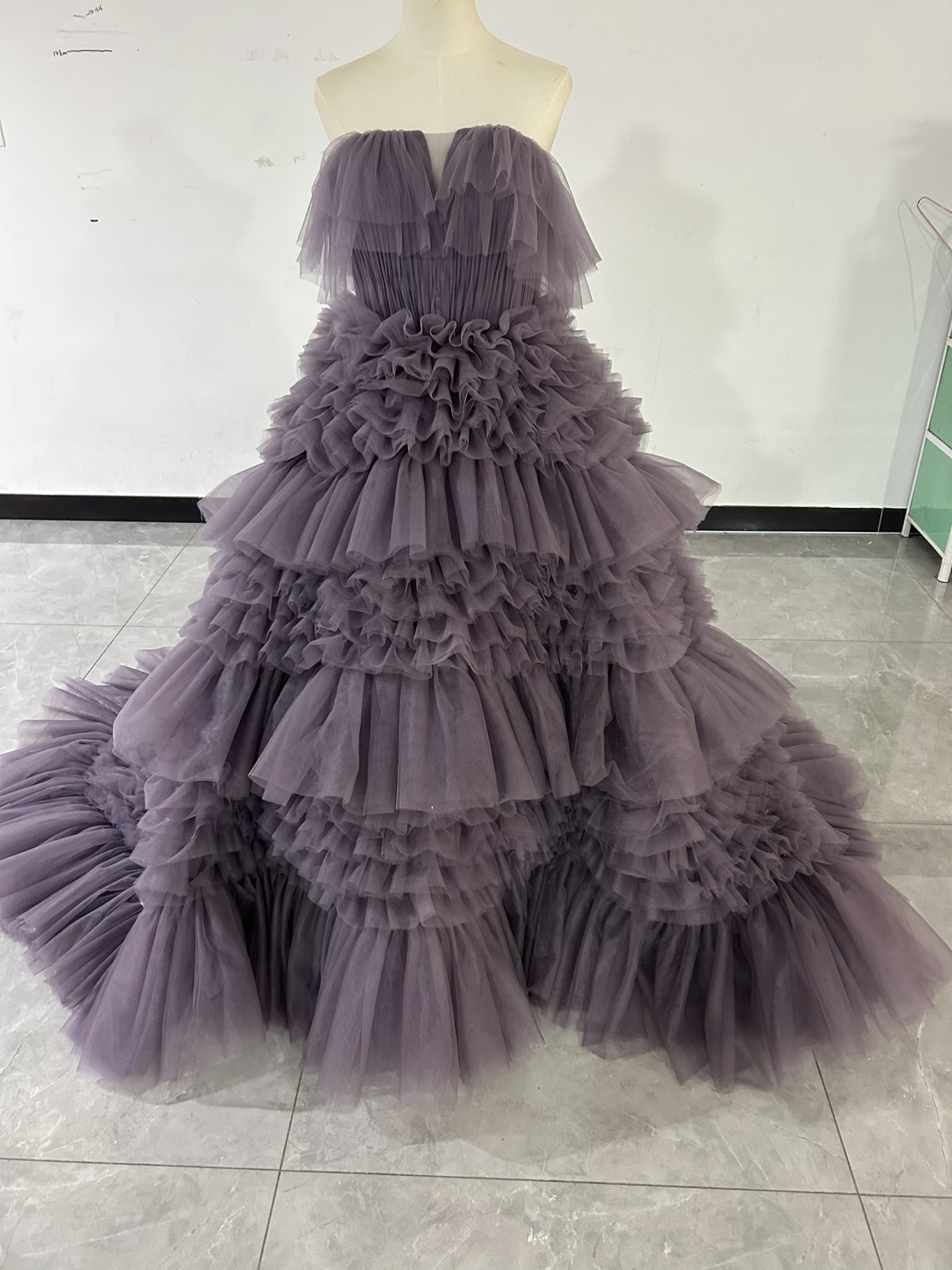 パーティードレス パープル ベアトップ ボリュームドレス 柔らかく重ねたチュールスカート 前撮り