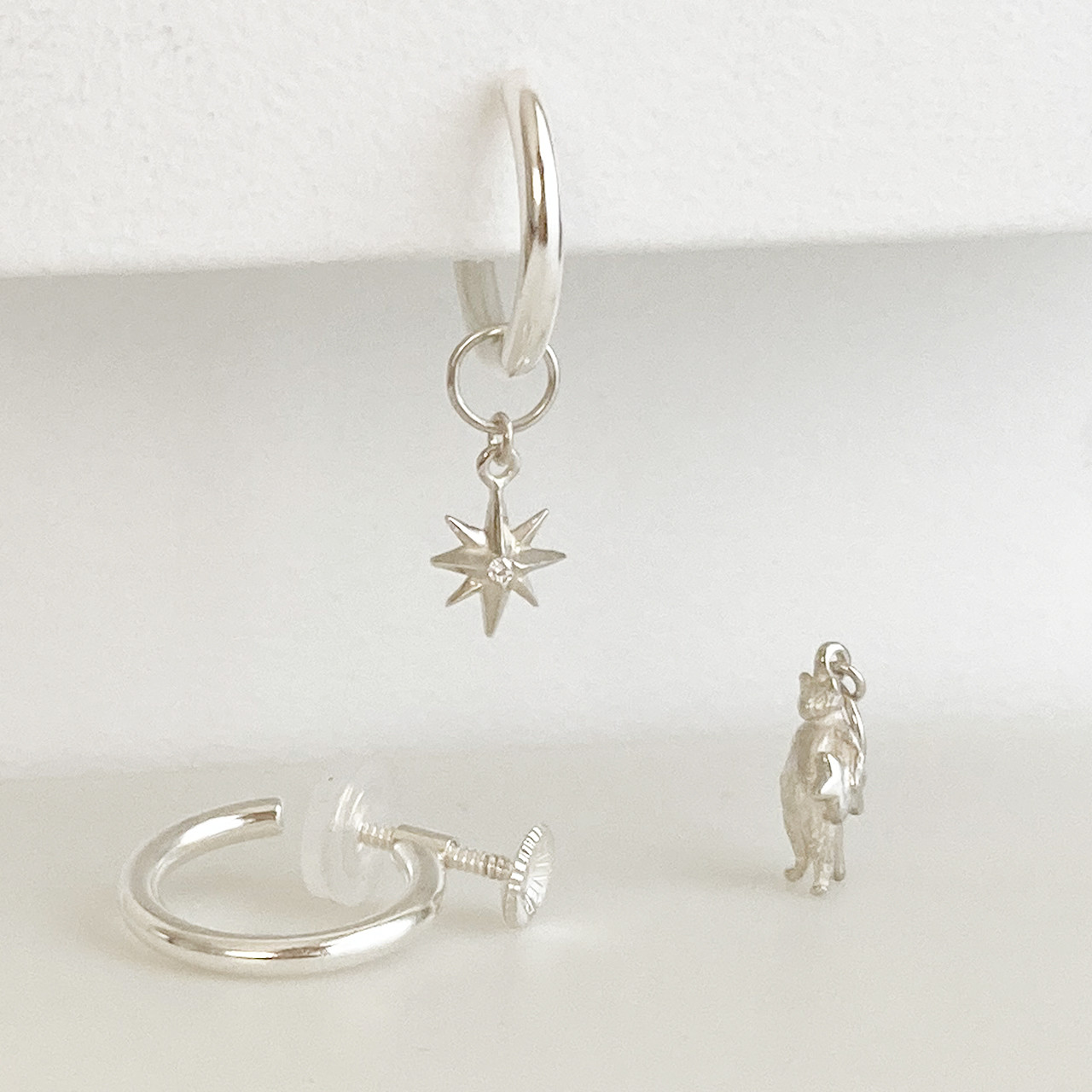 星と佇む猫のイヤリング