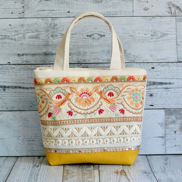 小鳥が飛び立つ刺繍が美しい夏カラーのインド刺繍リボントートバッグ