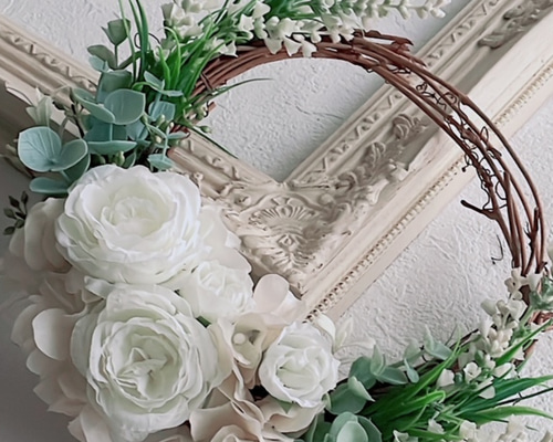 ホワイト＆グリーンのフラワーリース　造花　アーティフィシャルフラワー ホワイト＆グリーンのリース 造花 アーティフィシャルフラワー 造花