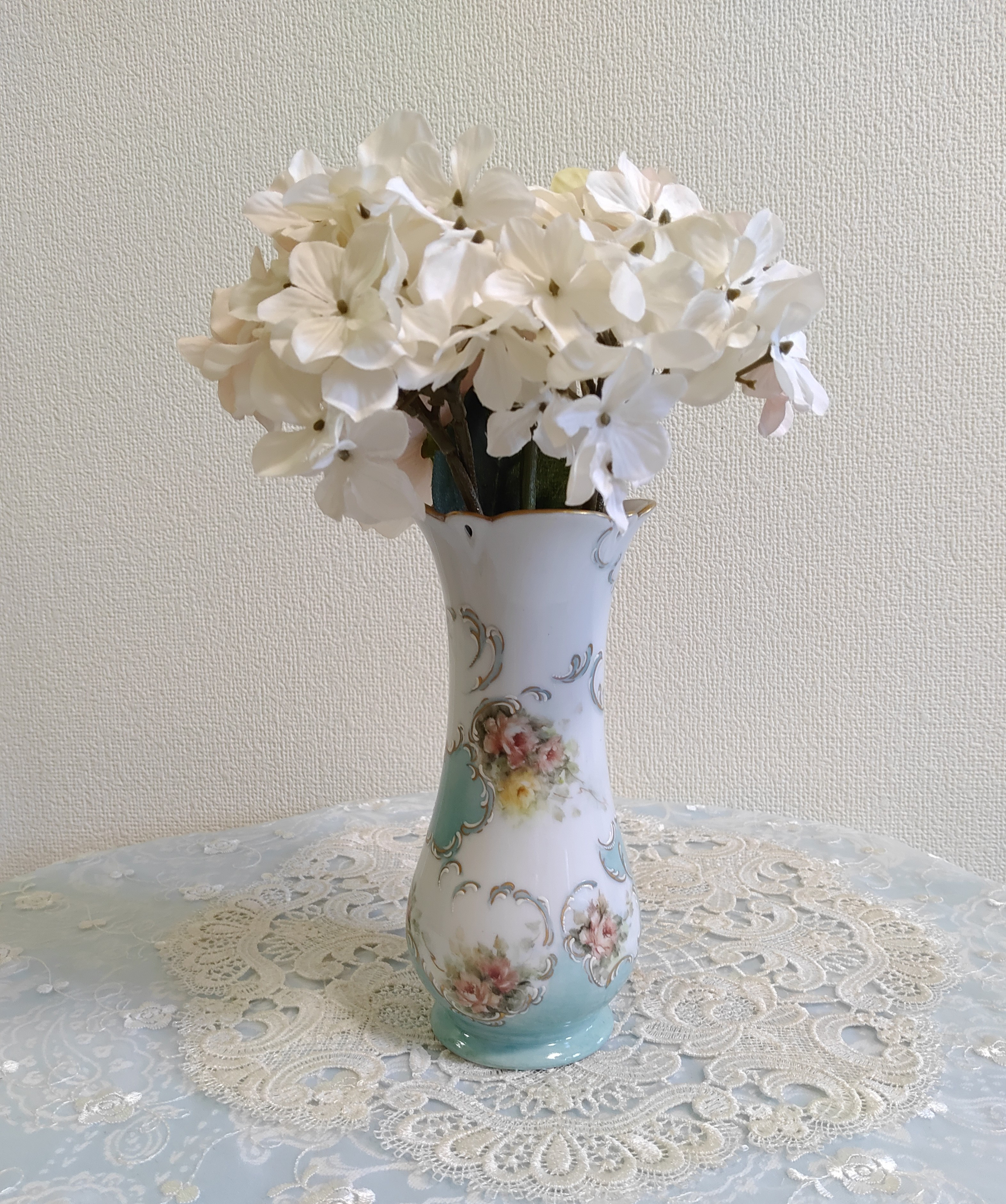 ♡白盛り細工のエレガント花瓶（薔薇）