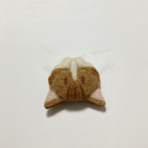 羊毛フェルト 猫ブローチ877 水っぽ 羊毛フェルト猫 茶トラ白