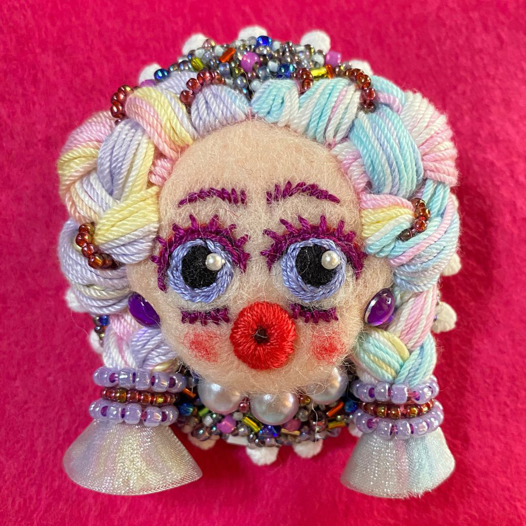 羊毛フェルトブローチ★ハンドメイド★刺繍★ビーズ★ 赤いポピー畑の魅力 赤いポピー畑の魅力 羊毛フェルトブローチ★ハンドメイド★刺繍★ビーズ★