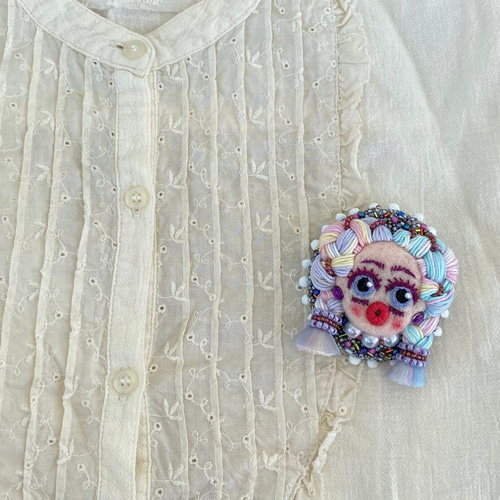 羊毛フェルト ビーズ刺繍 ブローチ 女の子 ② ブローチ ナッツ