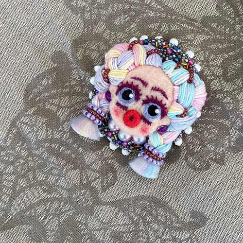 羊毛フェルト ビーズ刺繍 ブローチ 女の子 ④ ブローチ ナッツ