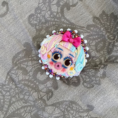 羊毛フェルトブローチ☆ハンドメイド☆刺繍☆ビーズ