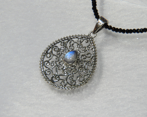シルバー製花形ペンダント 青色の石 b671516cf8196679131fe495968a16