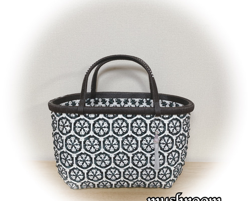 クラフトバンドで編んだ六つ目華編みの手提げ かごバッグ mushroom