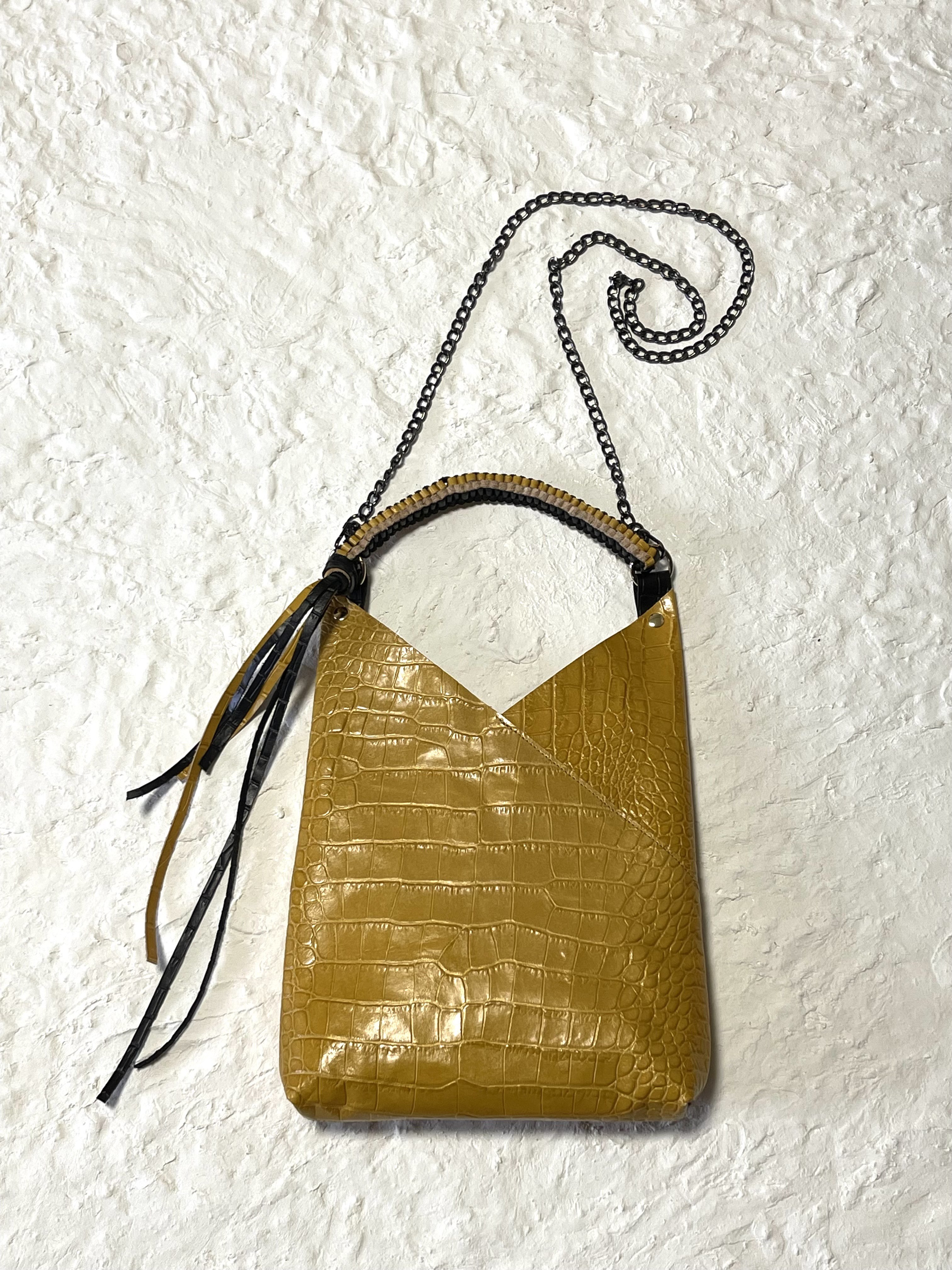 チェーン付き ポシェットにもなる　マチありスリムバッグ　ショルダーバッグ　斜めがけバッグ　革　サコッシュ　本金メッキ仕様