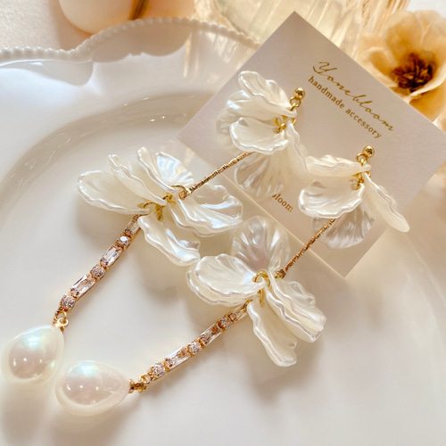 花びら踊るロングビジューピアス♡イヤリング サージカルステンレス 