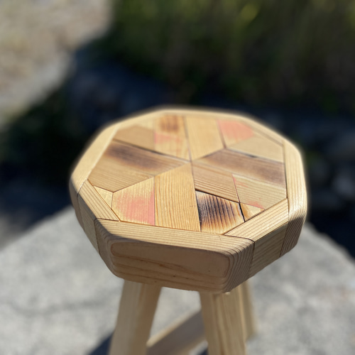 八角形の天板がかわいい。なんにでも使えるオクタゴンスツール【ウッド