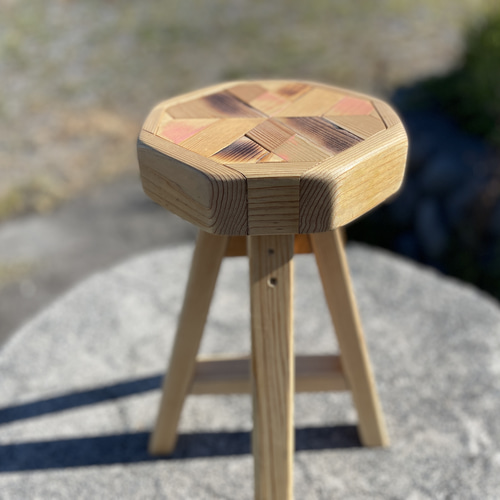 八角形の天板がかわいい。なんにでも使えるオクタゴンスツール【ウッド