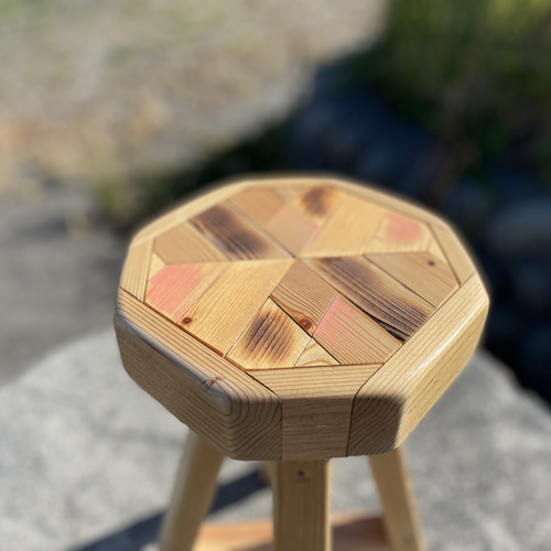 八角形の天板がかわいい。なんにでも使えるオクタゴンスツール【ウッド