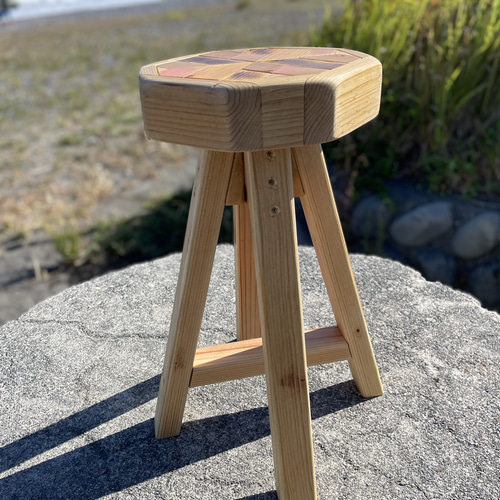 八角形の天板がかわいい。なんにでも使えるオクタゴンスツール【ウッド