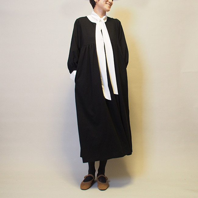 【春夏も秋も〜再販】速乾/紫外線対策/パフスリーブのギャザーワンピース（ブラック）24028BKF