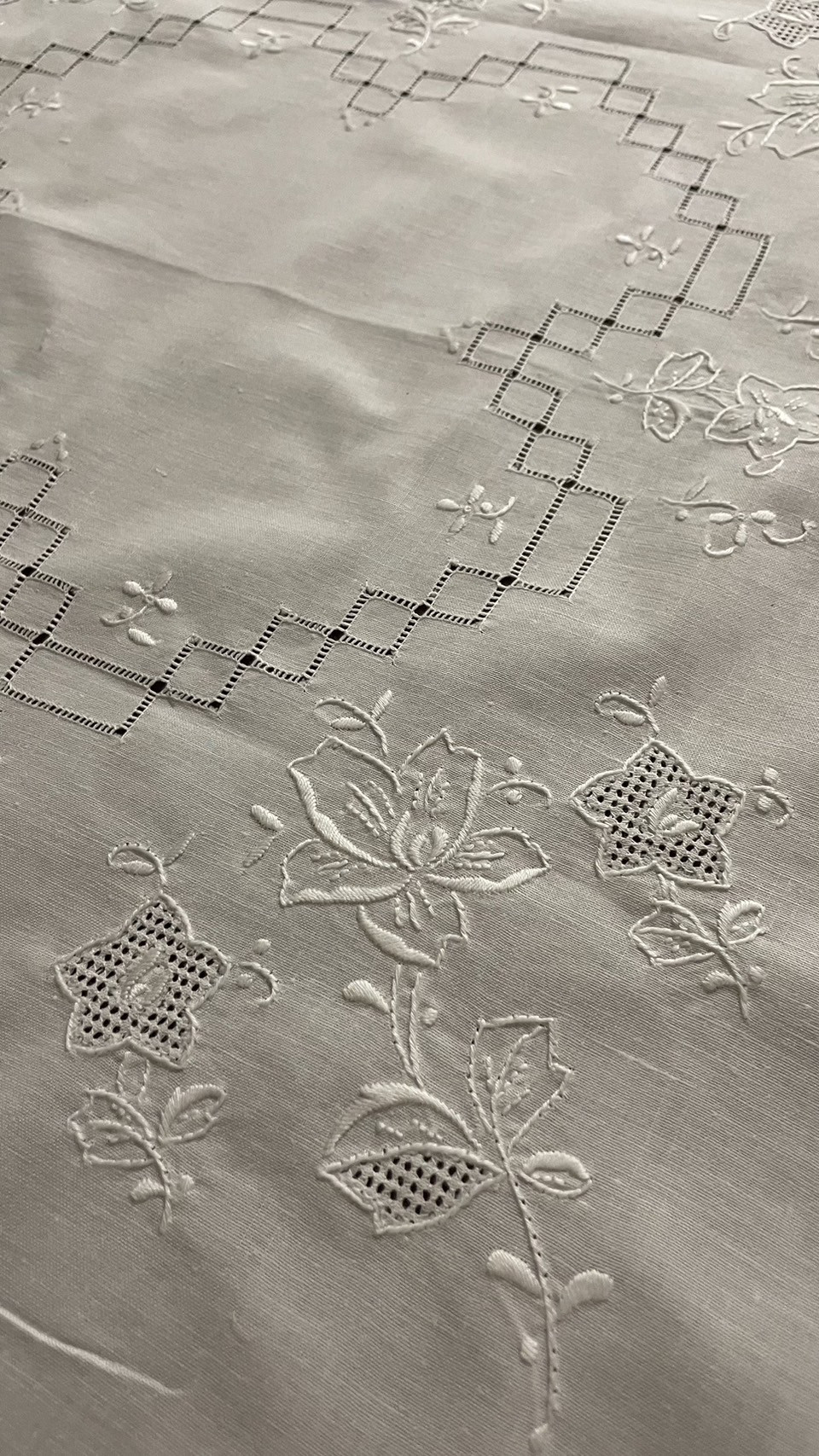 淡い彩りのシャドーワーク刺繍 テーブルクロス ～花咲く木～ 淡い彩りのシャドーワーク刺繍 テーブルクロス ～花咲く木