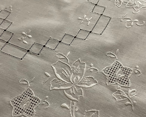 淡い彩りのシャドーワーク刺繍 テーブルクロス ～花咲く木～ 淡い彩りのシャドーワーク刺繍 テーブルクロス ～花咲く木～