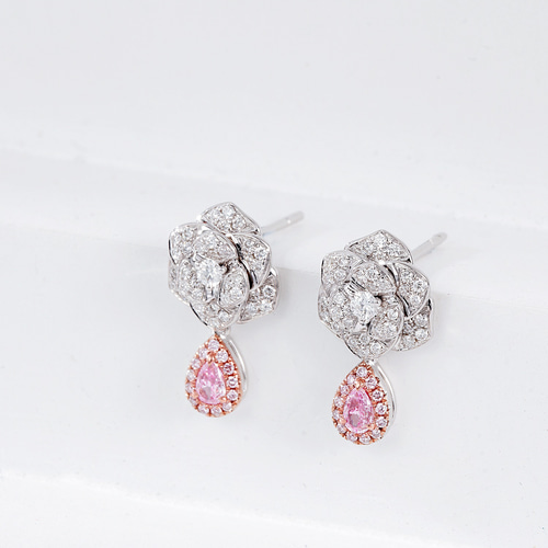花モチーフ ピンクダイヤモンド付きピアスk18 ピアス（スタッド・一粒  