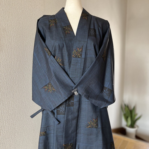 白大島紬　作務衣（上衣）着物リメイク　菊模様　現品のみ　和のお洒落上衣　シルク 大島紬 作務衣 シルク 現品限り 男女兼用可能 お洒落さんの