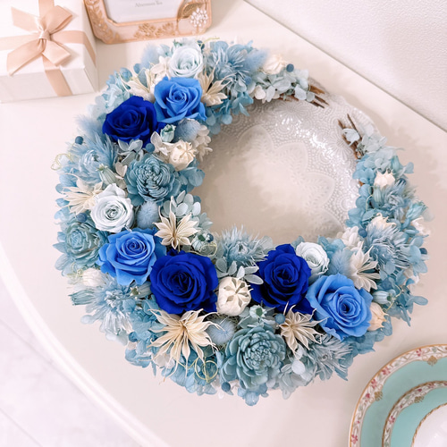 夏の誕生花2025 人気 夏に涼しさを感じさせるブルーの光沢あるバラが引