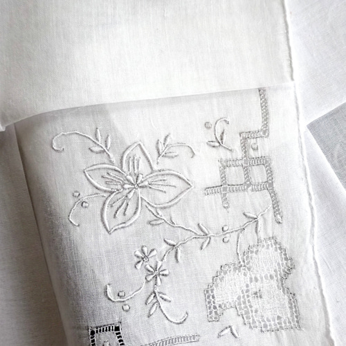 フランス アンティーク 花の刺繍 ハンカチ 創作品 素材 リメイク 修復