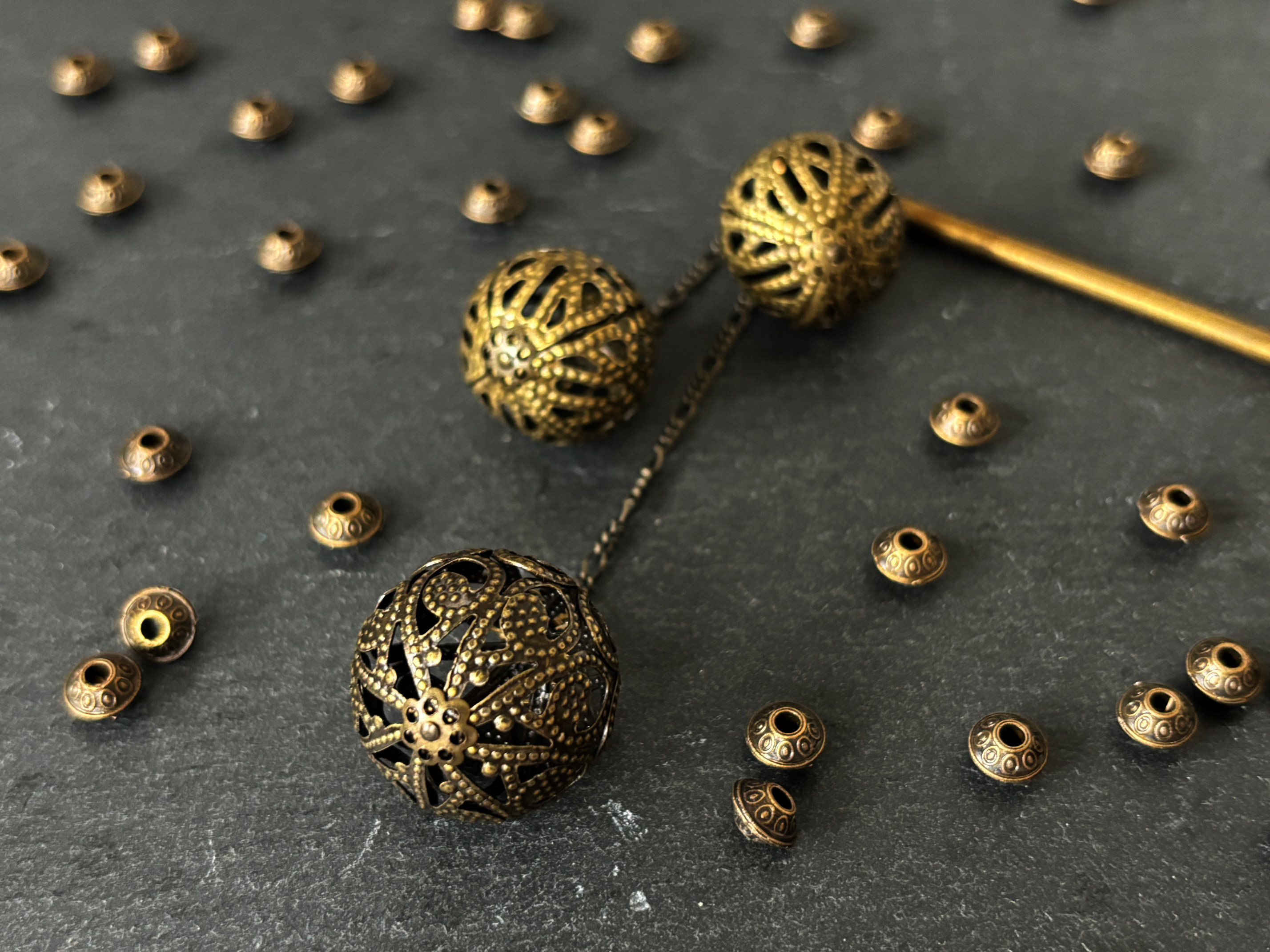 かんざし　手毬の様なアジアン透かしビーズ　真鍮古美３連　一本挿し　一本簪　アンティークゴールド　軽い　軽量　00106 4,400円