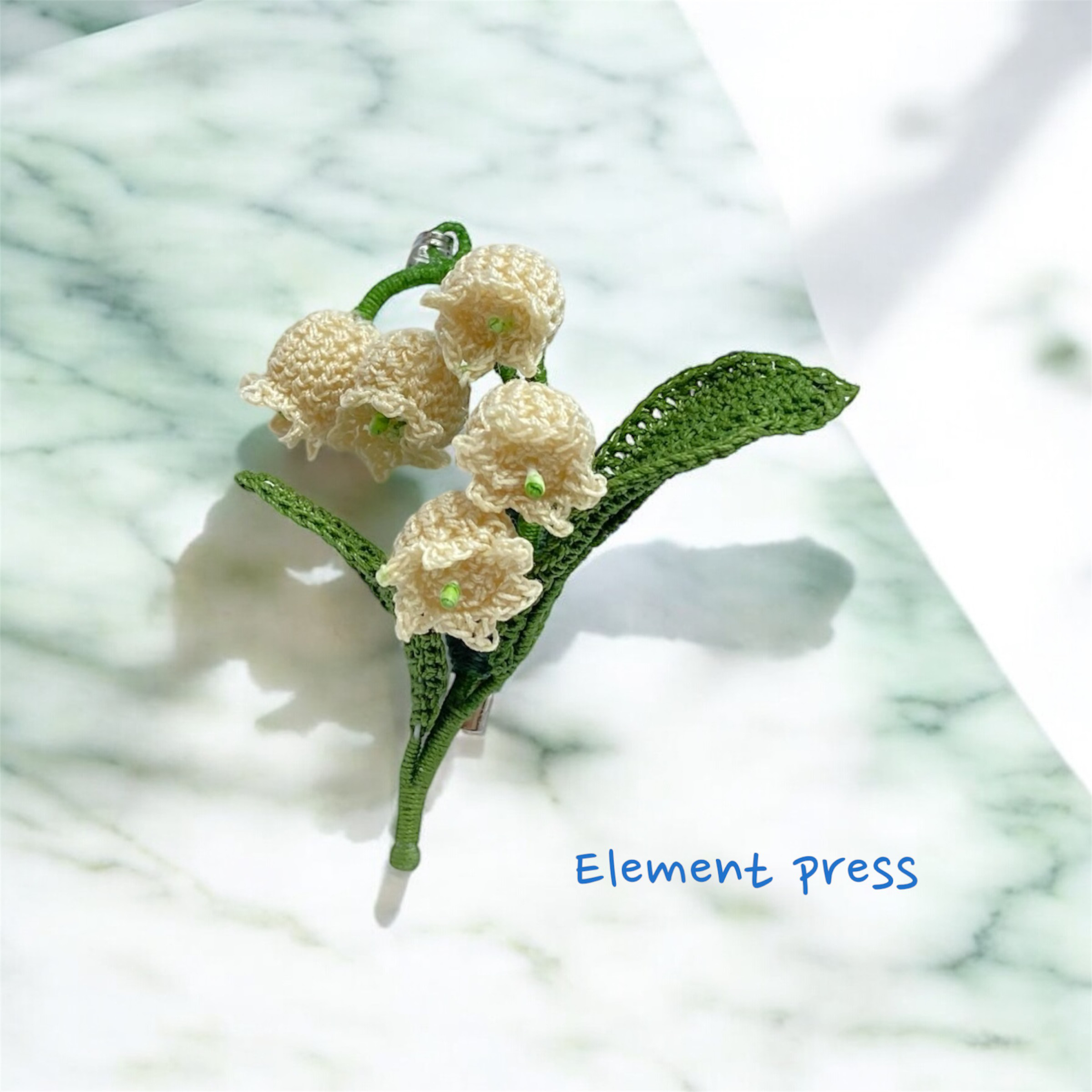 レース糸をかぎ針で編んだ小さなすずらんのブローチ　ネックレス２wayタイプ　生成り色すずらんのコサージュ