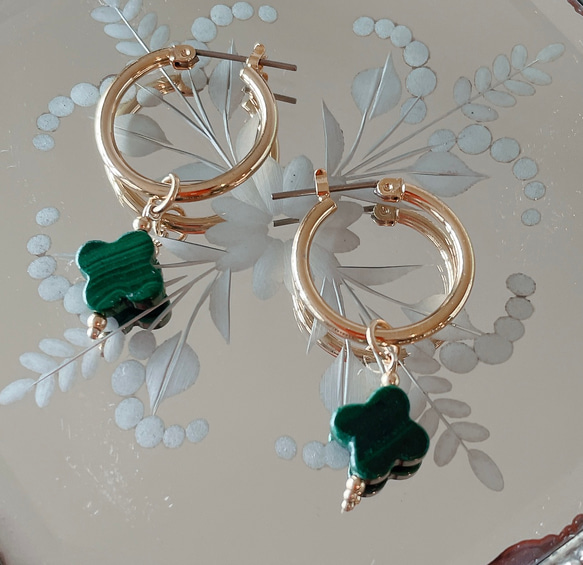 クローバーピアス　マラカイト　天然石ピアス マラカイトクローバーピアス ピアス（フープ） True colors 通販