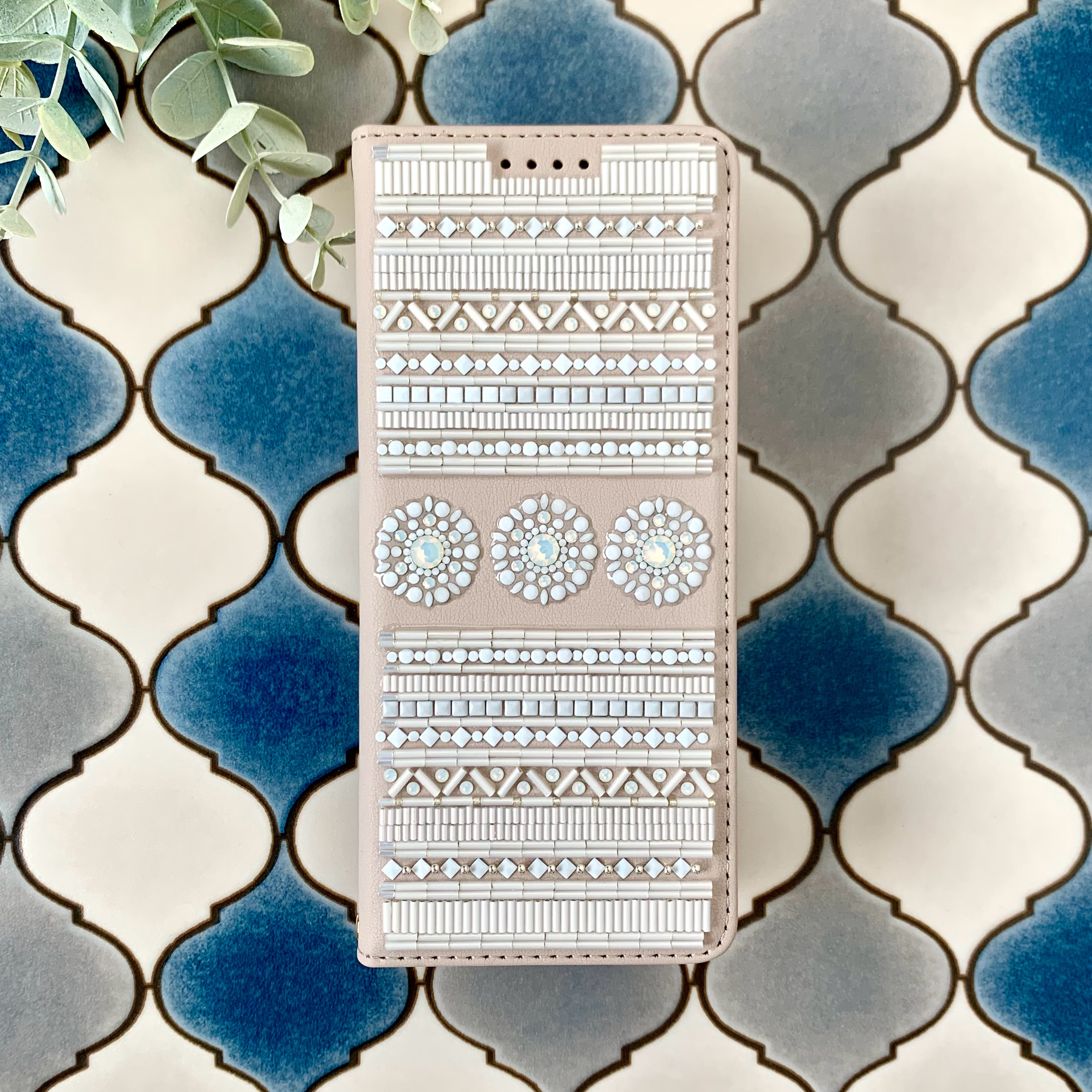 10周年記念ｾｰﾙ【Xperia 5Ⅳ】ピンクベージュの手帳型ケース ホワイトエスニック 10月誕生石ﾎﾜｲﾄｵﾊﾟｰﾙ