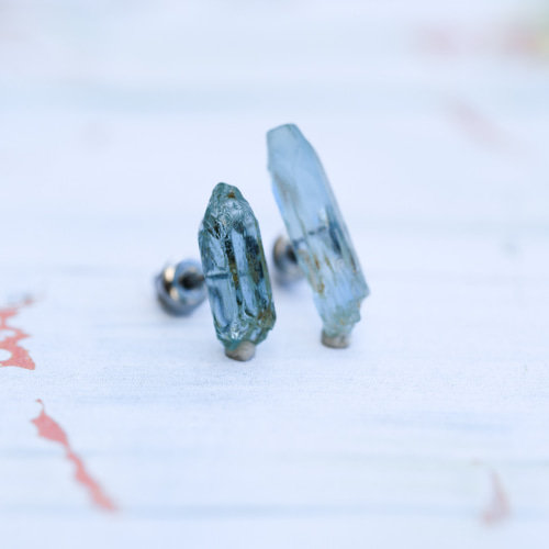 027 Heat Collection】 コークボトル アクアマリン 鉱物原石 ピアス