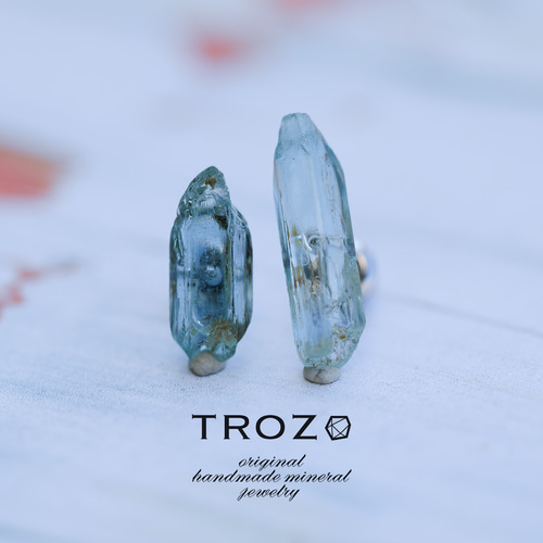 027 Heat Collection】 コークボトル アクアマリン 鉱物原石 ピアス