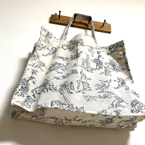 たっぷり入る鳥獣戯画プリント生地 スクエアバッグ サブバッグ