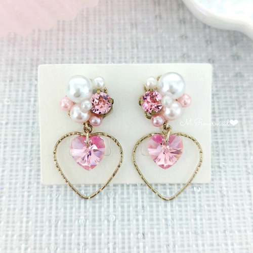 ライトピンク〉スワロフスキービジュー ミディハートフープピアス
