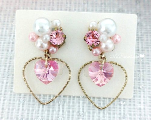 ライトピンク〉スワロフスキービジュー ミディハートフープピアス